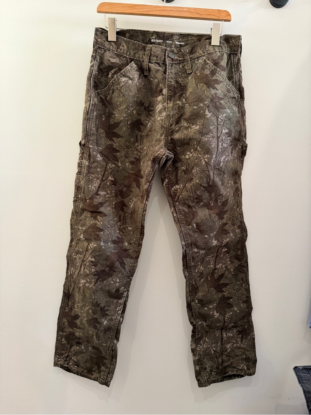 Old Navy Men's Camo Leaf Print Cargo Pants